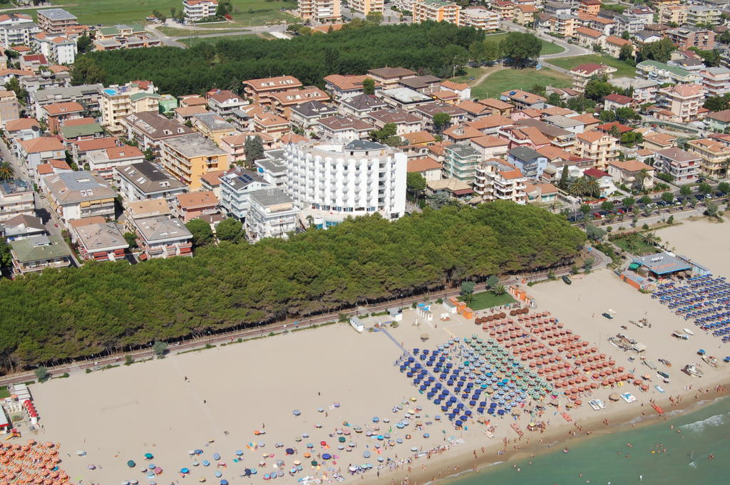 Hotel Lido Alba Adriatica Kültér fotó