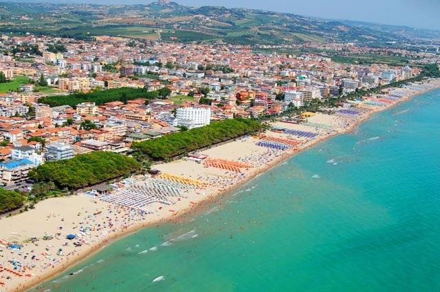 Hotel Lido Alba Adriatica Kültér fotó